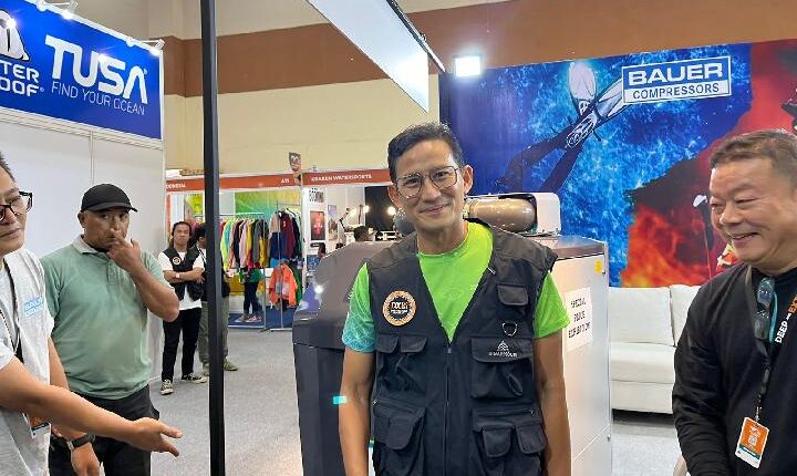 Menteri Pariwisata dan Ekonomi Kreatif, Sandiaga Uno Menerima cendramata dari petugas stand pameran Pemerintah Provinsi (Pemprov) Sulawesi Tenggara (Sultra) dan Kabupaten Wakatobi. di Jakarta Convention Center, Jakarta Sabtu, 1 Juni Mei 2024. Tempo/Firly Fajrian