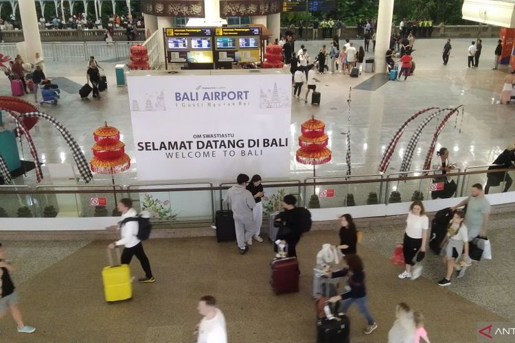 Sejumlah wisatawan mancanegara tiba di area kedatangan internasional di Bandara Internasional I Gusti Ngurah Rai di Kabupaten Badung, Bali, Rabu (14/2/2024).(Dok. ANTARA/Dewa Ketut Sudiarta Wiguna)