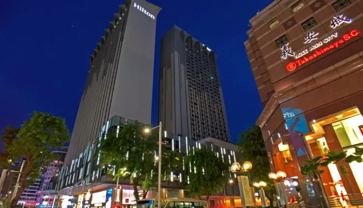 Letak Hilton Singapore Orchard berdekatan dengan pusat perbelanjaan Ngee Ann City-Takashimaya yang tak kalah ikoniknya.