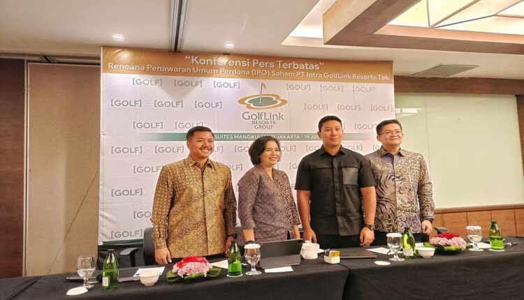 Jajaran direksi, komisaris, dan underwriter PT Intra Golflink Resorts Tbk. (GOLF) milik keluarga Cendana dalam paparan publik di Jakarta, Rabu (19/6/2024). (Bisnis/Rizqi Rajendra).