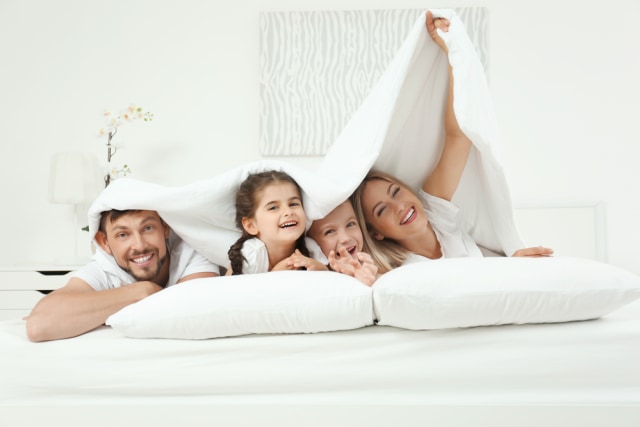 Ilustrasi keluarga staycation. Foto: Shutterstock