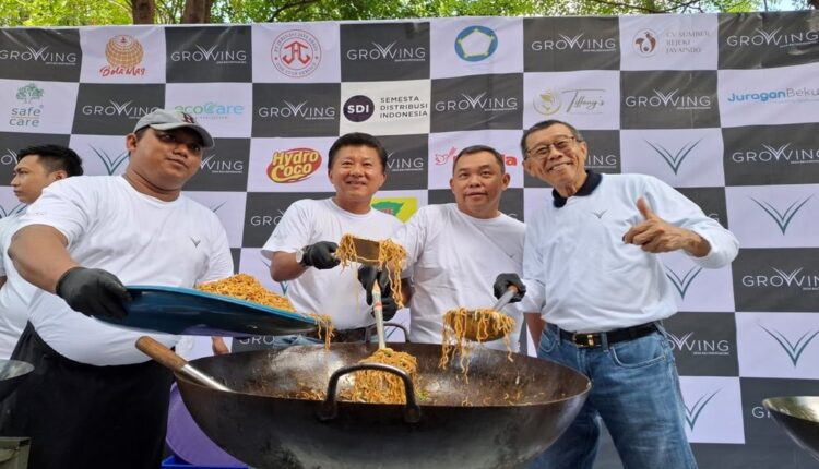 Dari kanan ke kiri Sukamto Halim Komisaris Utama, Ronald Andrianto Direktur, Samson Wongso Direktur Utama, Tim Kitchen The Southern Hotel Jemursari./Ist
