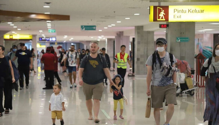 Wisatawan mancanegara tiba di Bandara Ngurah Rai. Dispar Bali mulai bersiap melakukan soalisasi pemungutan reribusi untuk turis asing pada awal Januari 2024. Foto: bali-airport foto: bali.jpnn.com