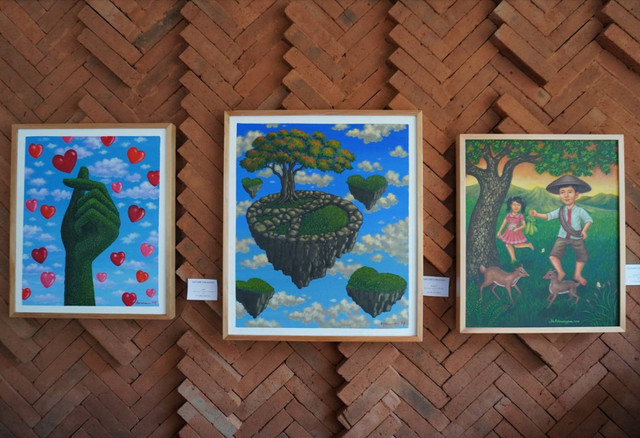 Picture 1.Salah satu karya seni pelukis lokal yang dipajang  