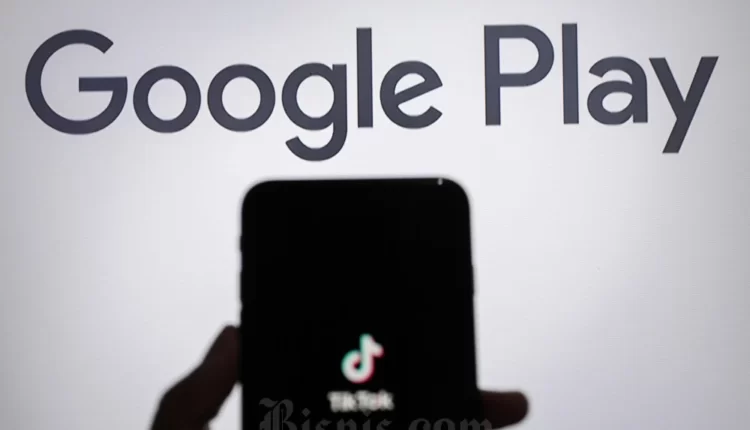 Warga mengakses aplikasi Tiktok di Jakarta, Rabu (13/12/2023). Bisnis/Fanny Kusumawardhani