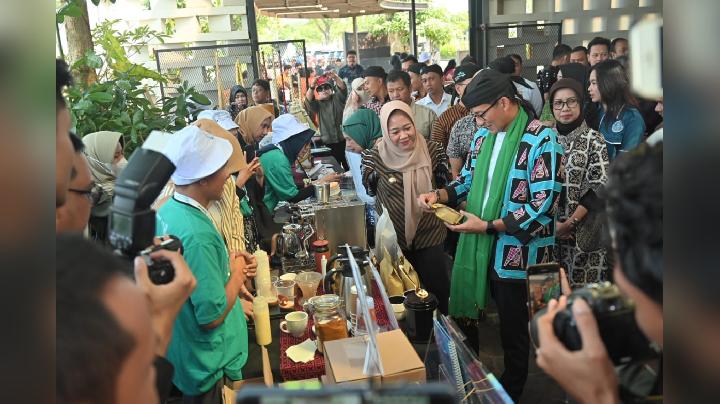 Menteri Pariwisata dan Ekonomi Kreatif (Menparekraf) Sandiaga Salahuddin Uno menyambangi pelaku ekonomi kreatif di Kabupaten Purbalingga Jawa Tengah Jumat (12/7). Dok.istimewa