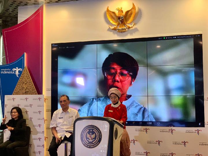 Adyatama Kepariwisataan dan Ekonomi Kreatif Ahli Utama, Nia Niscaya (kanan) dan Direktur Manajemen Investasi Kemenparekraf Zulkifli Harahap (kiri) dalam "Weekly Brief With Sandi Uno" di Gedung Sapta Pesona, Jakarta Pusat pada Senin, 15 Juli 2024. TEMPO/Tamara Aulia