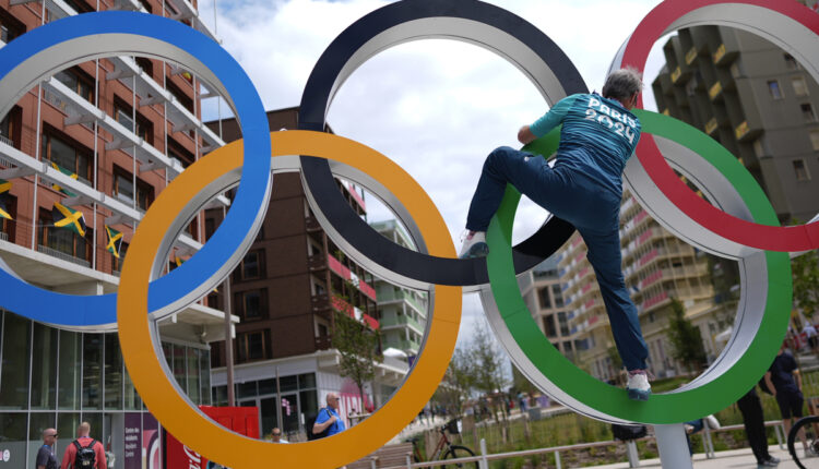 Seorang ofisial memanjat cincin Olimpiade di Perkampungan Atlet Olimpiade Paris 2024, Selasa (23/7/2024). Olimpiade Paris 2024 akan dibuka pada Jumat (26/7/2024) di Sungai Seine, Paris. AP PHOTO/REBECCA BLACKWELL