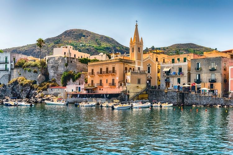 Pemandangan Marina Corta, pelabuhan di Pulau Lipari, Sisilia, Italia.(SHUTTERSTOCK/Marco Rubino)