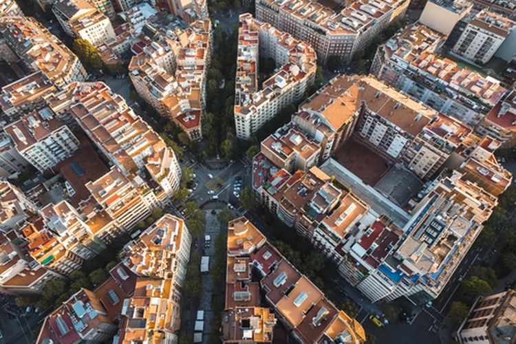 Tampilan udara kota Barcelona, Spanyol. Kota ini sukses menerapkan konsep compact city yang disebut superblock. Setiap superblock memiliki fasilitas publik dan area hijaunya masing-masing(Shutterstock)
