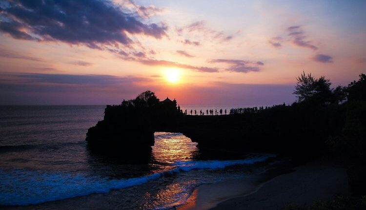 Ilustrasi matahari terbenam di Tanah Lot, Bali.(Dok. Unsplash/bckfwd)