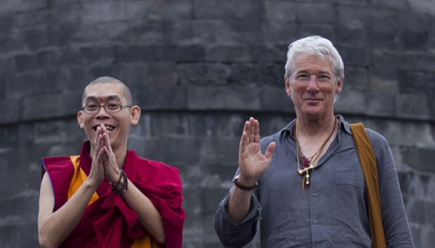 Richard Gere (kanan) di Candi Borobudur, Magelang, Jawa Tengah. TEMPO/Suryo Wibowo