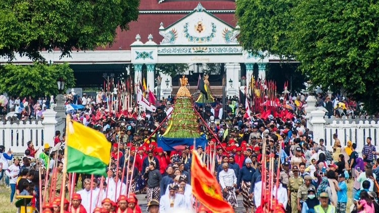 Grebeg Suro, salah satu tradisi sedekah masyarakat Jawa di bulan Muharram (foto: Pesona Indonesia)