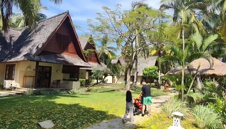 Wisatawan sedang mengelilingi kawasan Tanjung Lesung Resort. Tanjung Lesung Resort yang berada di Kawasan Ekonomi Khusus (KEK) Tanjung Lesung, Panimbang, menjadi salah satu lokasi yang banyak dikunjungi wisatawan ketika berlibur ke Pandgelang, Banten. (Instagram/tanjunglesung.resort)