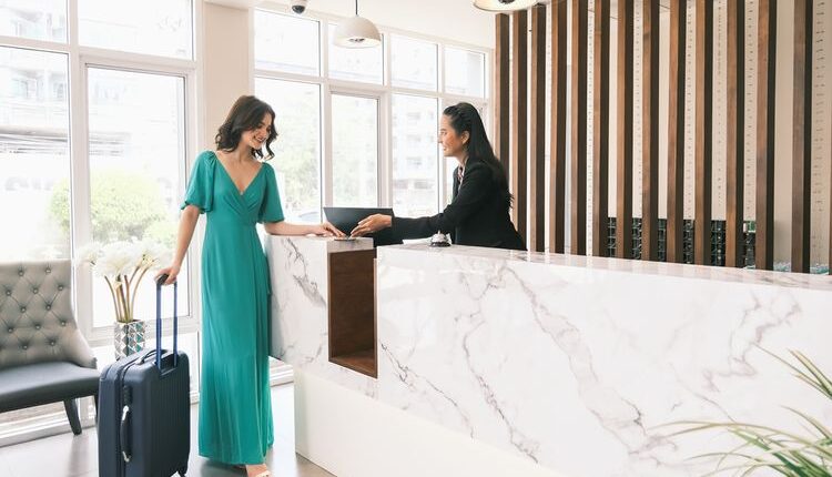 Ilustrasi wisatawan di area resepsionis hotel.(Dok. Shutterstock/u photostock)