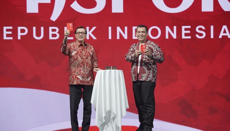 Direktur Jenderal Imigrasi Kementerian Hukum dan HAM (Kemenkumham) Silmy Karim resmi merilis desain paspor Republik Indonesia (RI) terbaru pada Sabtu (17/8/2024).(DOK. Direktorat Jenderal Imigrasi)