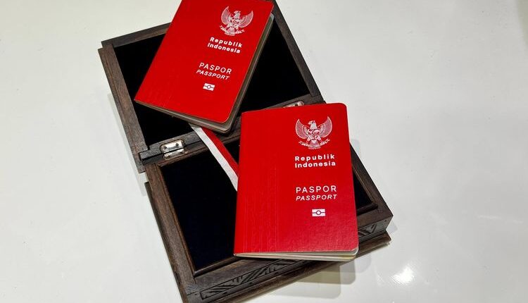 Desain baru paspor RI menggunakan 33 dari 5.849 motif kain Nusantara dari Sabang sampai Merauke, dengan warna sampul merah dan putih.(DOK. Direktorat Jenderal Imigrasi)