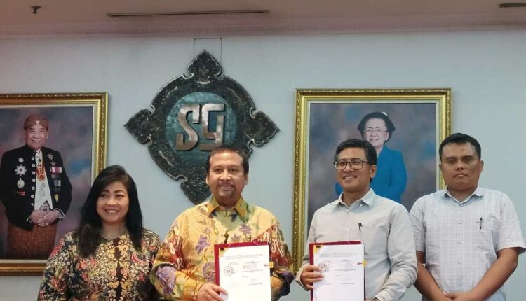 President Director Sahid Hotels & Resorts Hariyadi Sukamdani dan Direktur Utama PT Urban Niaga Kreasi Taslinudin menandatangani perjanjian kerja sama pada Rabu (14/8/2024). Hal ini menandai bergabungnya Sahid Wassenaar Cianjur ke Sahid Hotels & Resorts - Bisnis/Ni Luh Anggela.