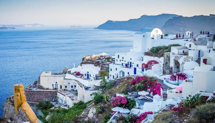 Santorini menjadi wilayah ter-romantis di Yunani karena menyuguhkan pemandangan laut dan bangunan yang menakjubkan.(KOMPAS.com / NI PUTU DINANTY)