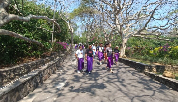 Ilustrasi Turis dari Korea Selatan di Pura Ukuwatu foto : istimewa