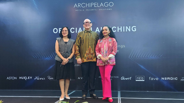 Chief Commercial Officer Archipelago International, Chris Legaspi dan jajaran dalam official launching Arch Ibe di The Grooves Suites by Grand Aston, Jakarta pada Senin (7/10/2024). Foto: Gitario Vista Inasis/kumparan