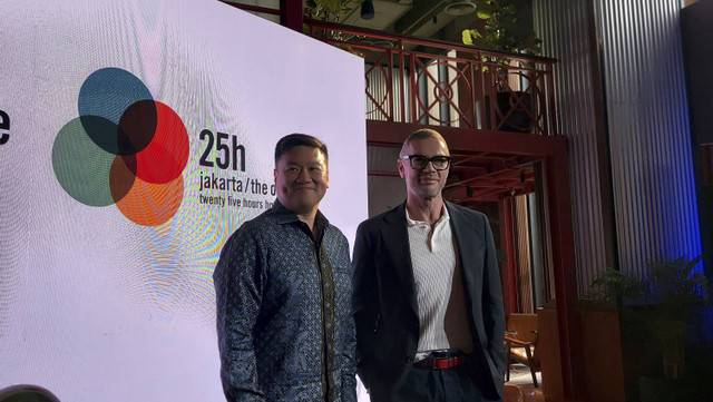 General Manager 25hours Jakarta The Oddbird (kanan) dan CEO ASRI Alexander Halim Kusuma (kiri) dalam acara soft launching 25hours Jakarta The Oddbird di ASHTA District 8 SCBD, pada Rabu (23/10). Foto: Gitario Vista Inasis/kumparan