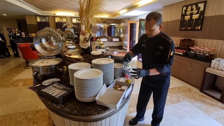 Chef Hotel Lorin Solo mempersiapkan konsumsi untuk para atlet Peparnas XVII 2024 yang menginap di hotel itu mulai Selasa, 1 Oktober 2024. TEMPO/SEPTHIA RYANTHIE