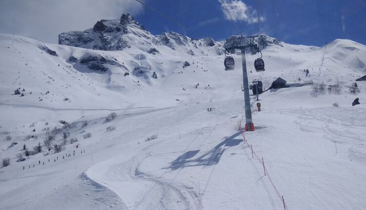 Pemandangan Pegunungan Alpen di sisi Les Avanchers, Valmorel, Perancis, Selasa (9/4/2018) dari dalam kereta gantung atau gondola. Pegunungan Alpen di sisi Les Avanchers merupakan salah satu tempat bermain ski untuk pemula.(KOMPAS.com / WAHYU ADITYO PRODJO)