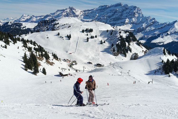 Ilustrasi bermain ski.(UNSPLASH/XAVIER VON ERLACH)