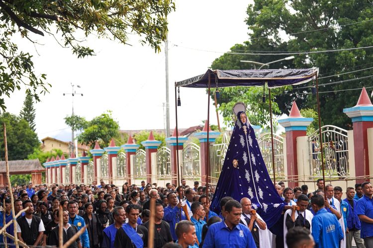 Perarakan Patung Bunda Mari saat pergelaran festival Golo Koe di Labuan Bajo, Kabupaten Manggarai Barat (Dokumen BPOLBF )