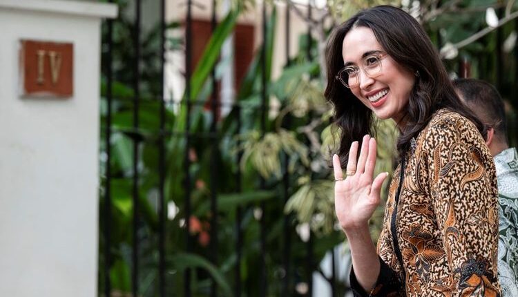 Pengusaha Widiyanti Putri Wardhana melambaikan tangan ke arah wartawan setibanya di kediaman Presiden Terpilih Prabowo Subianto, Kertanegara, Jakarta Selatan, Senin (14/10/2024). ANTARA FOTO/Aprillio Akbar/sgd/Spt.(ANTARA FOTO/Aprillio Akbar)