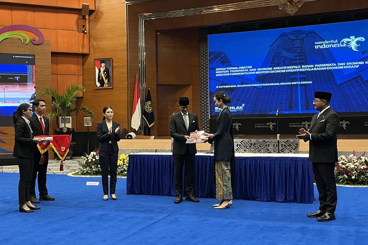 Serah terima jabatan Menteri Pariwisata dan Ekonomi Kreatif periode 2020-2024 Sandiaga Salahuddin Uno kepada Menteri Pariwisata periode 2024-2029 Widiyanti Putri Wardhana dan Menteri Ekonomi Kreatif Kepala Badan Ekonomi Kreatif periode 2024-2029 Teuku Riefky Harsya hari ini, di Balairung Soesilo Soedarmo, Gedung Sapta Pesona, Jakarta Pusay, Senin (21/10/2024).(Kompas.com/ Suci Wulandari Putri)