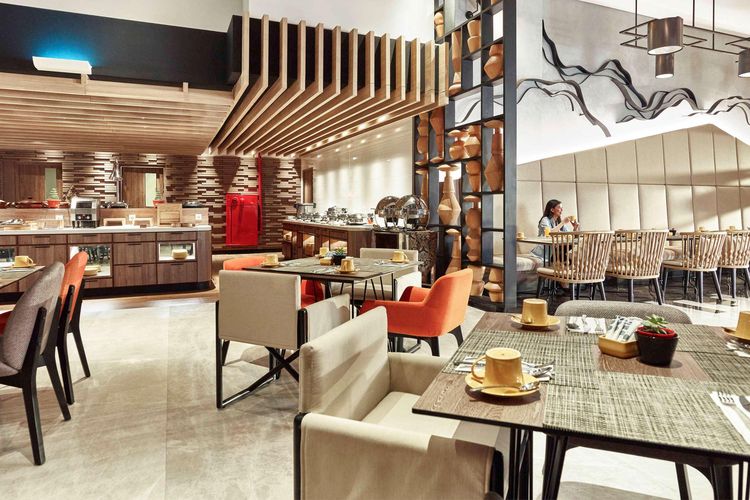 Hidangan lokal sampai internasional bisa dinikmati di restoran bergaya kasual di Novotel Karawang, bisa bersantai sekaligus dijadikan tempat pertemuan bisnis ringan.(DOK. All Accor/Novotel Karawang)