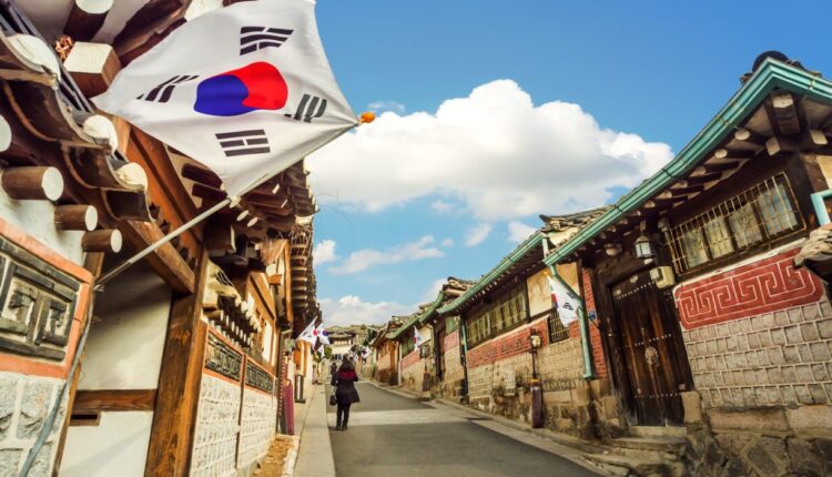 Desa Bukchon Hanok yang Tak Lekang oleh Waktu di Seoul foto: Agoda