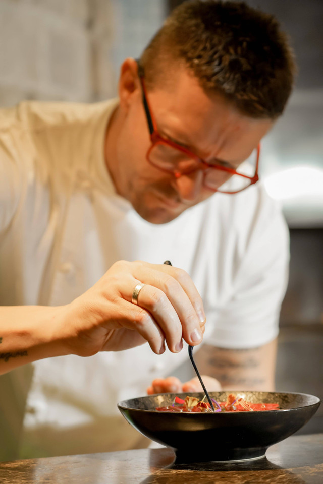 Chef ternama Milos Morjanic asal hotel di Dubai hadirkan menu makanan kolaborasi unik dengan Le Meridien Jakarta. Foto: Le Meridien Jakarta