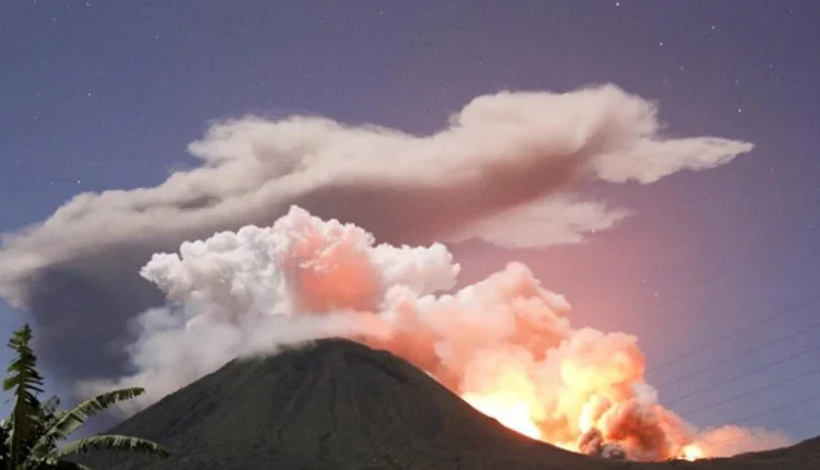 Gunung Lokon Meletus Foto : ANTARA/Jemmy