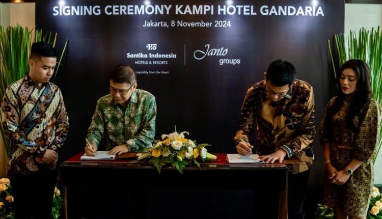 Prosesi acara penandatanganan perjanjian kerjasama pembangunan Kampi Hotel Gandaria Jakarta oleh Santika Indonesia Hotel & Resorts dengan Janto Groups, Jumat (8/11/2024).(Dok.Santika Indonesia Hotel & Resorts)