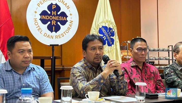 Foto: Ketua Umum Perhimpunan Hotel dan Restoran Indonesia (PHRI) Hariyadi Sukamdani saat Konferensi Pers di Hotel Grand Sahid Jakarta, Selasa (19/11/2024). (CNBC Indonesia/Martyasari Rizky)