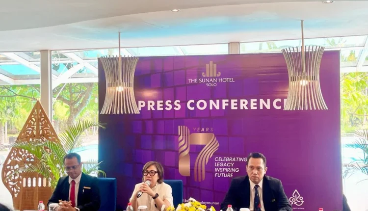 General Manager The Sunan Hotel Solo Retno Wulandari menyampaikan paparan mengenai rencana perayaan ulang tahun ke-17 hotel yang bertema Celebrating Legacy, Inspiring Future, Selasa (12/11/2024). /Foto: Istimewa