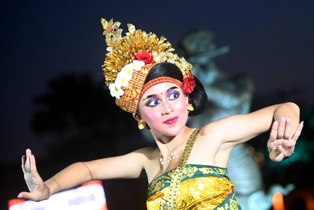 Seniman membawakan tarian pada Malam Budaya World Water Forum ke-10 di Taman Bhagawan, Badung, Bali, Jumat (24/5/2024). Foto: Muhammad Adimaja/ANTARA FOTO