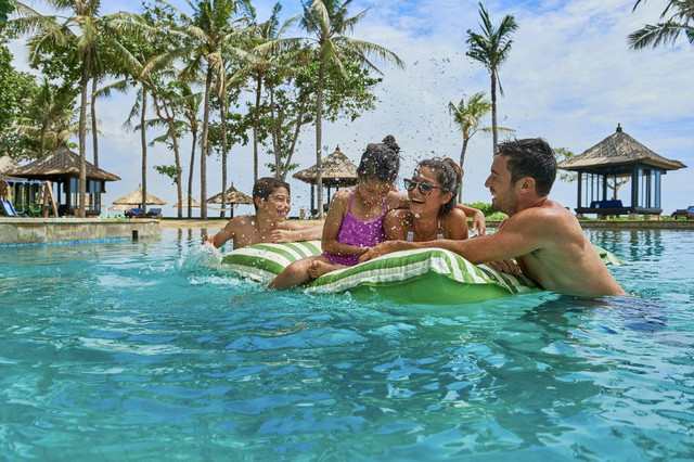 Kolam laguna Conrad Bali menawarkan pengalaman berenang yang tenang dan unik untuk anggota keluarga. Foto: Dok. Scop3