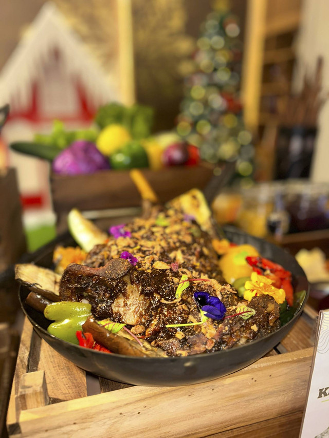Aneka hidangan untuk buffet makan malam Natal di hotel DoubleTree by Hilton Jakarta Bintaro Jaya. Foto: Caroline Pramantie/kumparan