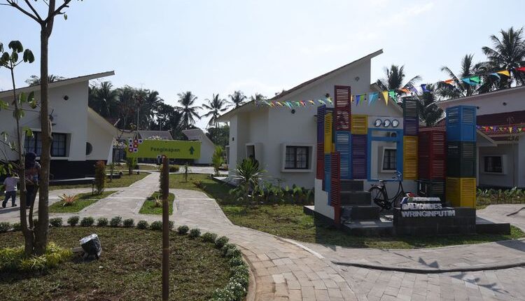 Tampilan baru Balai Ekonomi Desa (Balkondes) Wringinputih, Magelang berkonsep arsitektur jengki. Perubahan ini dilakukan sebagai upaya penyegaran estetika kepada masyarakat, sehingga merefleksikan bangunan yang lebih bersih dan luas.(DOK. Pertamina)