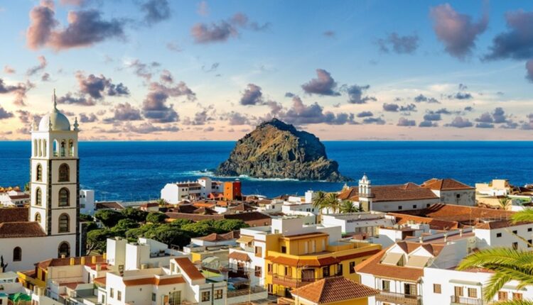 Ilustrasi Pantai Garachico di Pulau Tenerife yang jadi bagian dari Kepulauan Canary, Spanyol. (Dok. Shutterstock/carlos castilla)