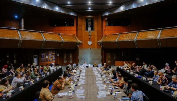 Kemenpar menggelar audiensi bersama asosiasi pariwisata terkait persiapan momen libur Natal 2024 dan Tahun Baru 2025, di Gedung Sapta Pesona, Jakarta, Jumat (29/11/2024).(Dokumentasi Kementerian Pariwisata)
