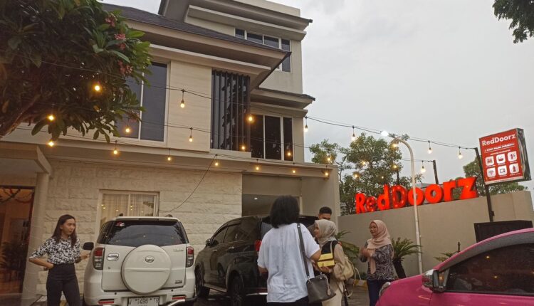 Tampak depan RedDoorz @ Bukit Palma Surabaya di Kecamatan Pakal, Kota Surabaya, Jawa Timur, pada Selasa (10/12/2024).(KOMPAS.com/Ni Nyoman Wira)