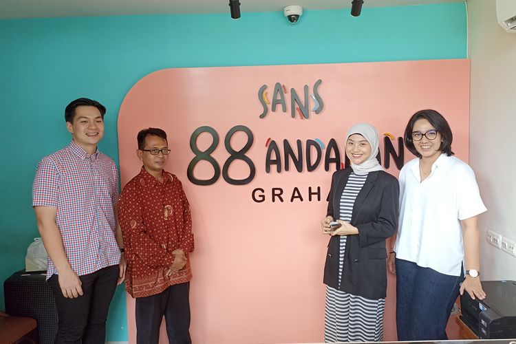 Head of Area East Commercial RedDoorz, Ovaldo Sanjaya (kiri); Operational Manager Sans Hotel 88 Andalan Surabaya, Joko (kedua dari kiri); Brand Relations Manager RedDoorz, Mariska Pasha (kedua dari kanan); dan Head of Marketing RedDoorz, Nany Indriani (kanan) saat media trip di Sans Hotel 88 Andalan Surabaya, Jawa Timur, Selasa (10/12/2024).(KOMPAS.com/Ni Nyoman Wira)