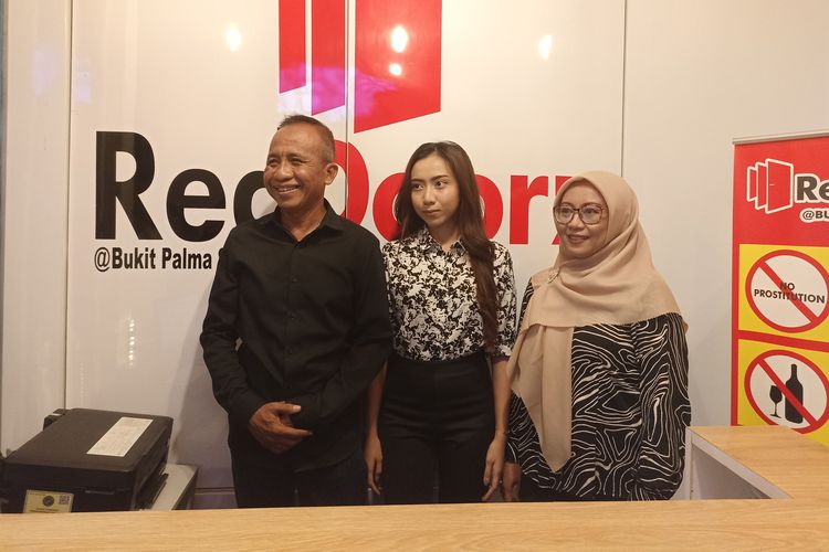 Sarsamto (kiri), Melisa Regina Putri (tengah), dan Liliek Ismiati (kanan) selaku pemilik RedDoorz @ Bukit Palma Surabaya, Jawa Timur, Selasa (10/12/2024).(KOMPAS.com/Ni Nyoman Wira)