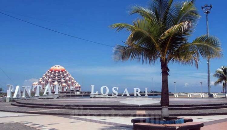 Pantai Losari Makassar./Bisnis-Paulus Tandi Bone
