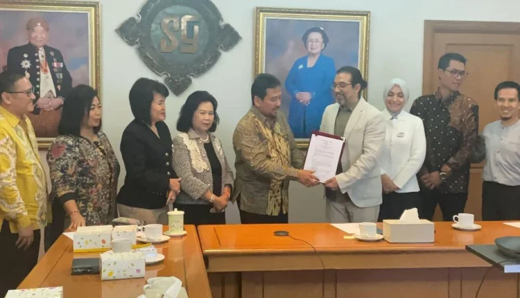 Presiden Direktur Sahid Hotels & Resorts Hariyadi Sukamdani dan Komisaris PT Alexandria Realtindo Imran Servia dalam acara signing ceremony SAHID Hotels & Resorts dan Andalusia Resort Managed by SAHID di Corporate Office Sahid, Jakarta, Selasa (24/12/2024). —Bisnis/Rika Anggraeni